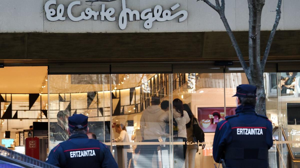 Piquetes obligan a cerrar El Corte Inglés de Bilbao.