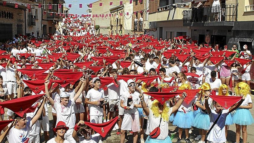 Pañuelos en alto, el inicio festivo fue multitudinario y desbordó alegría.
