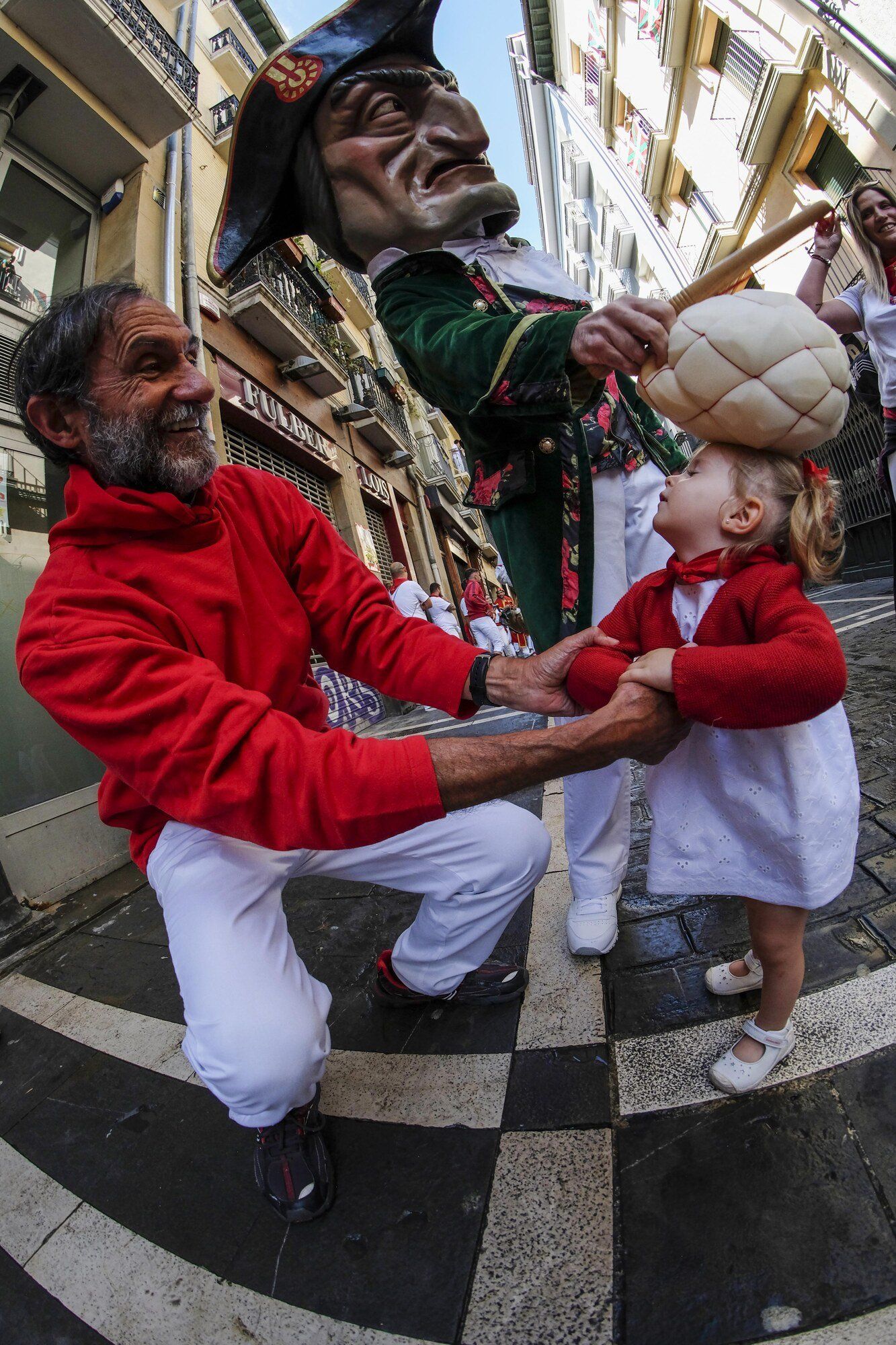 Comparsa de kilikis, cabezudos y gigantes en San Fermín 2022