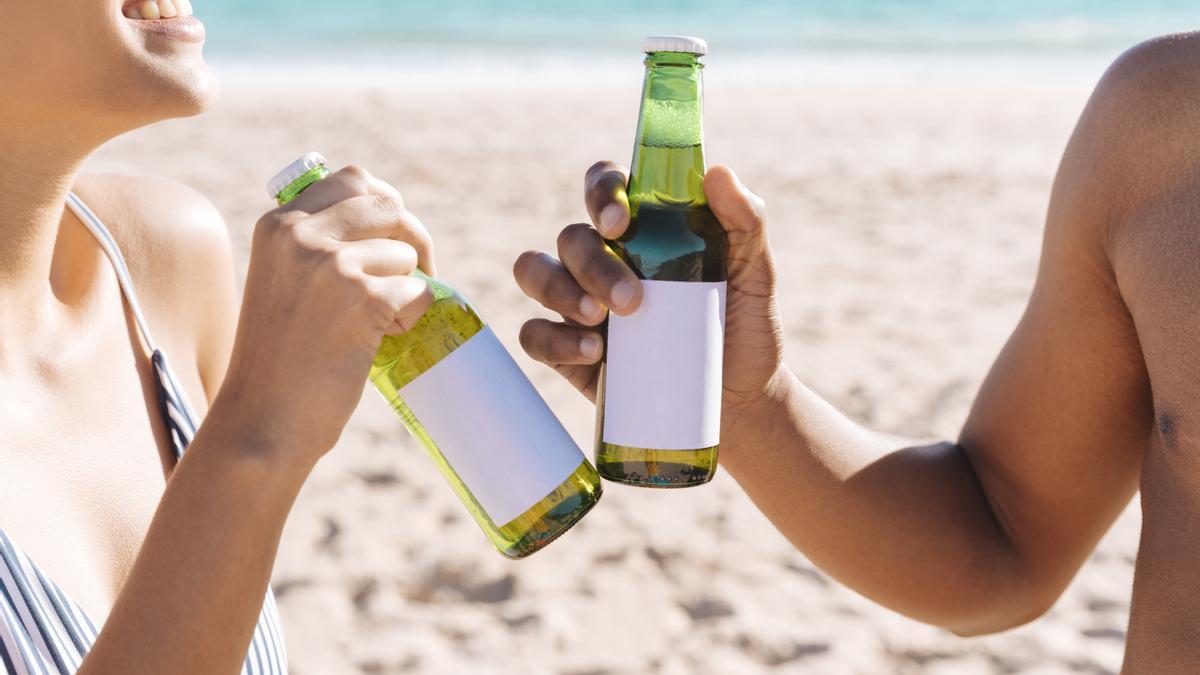 Un grupo de amigas toma cerveza en la playa