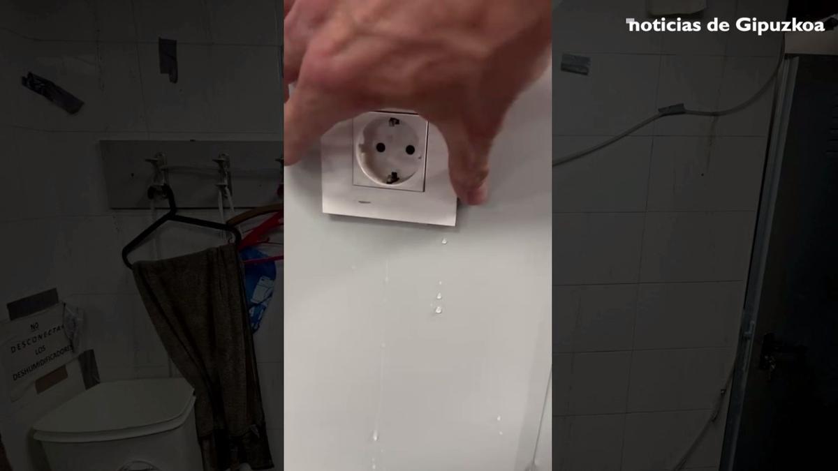 Filtración de agua en los enchufes de la comisaría de la Ertzaintza.