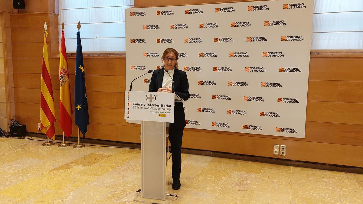 La ministra de Sanidad, Mónica García, en rueda de prensa en Zaragoza, tras el pleno del CISNS.