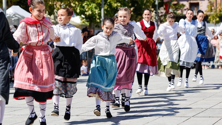 Gigantes, gaiteros y grupo de danzas Idoskia en Villava-Atarrabia