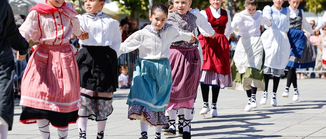 Gigantes, gaiteros y grupo de danzas Idoskia en Villava-Atarrabia