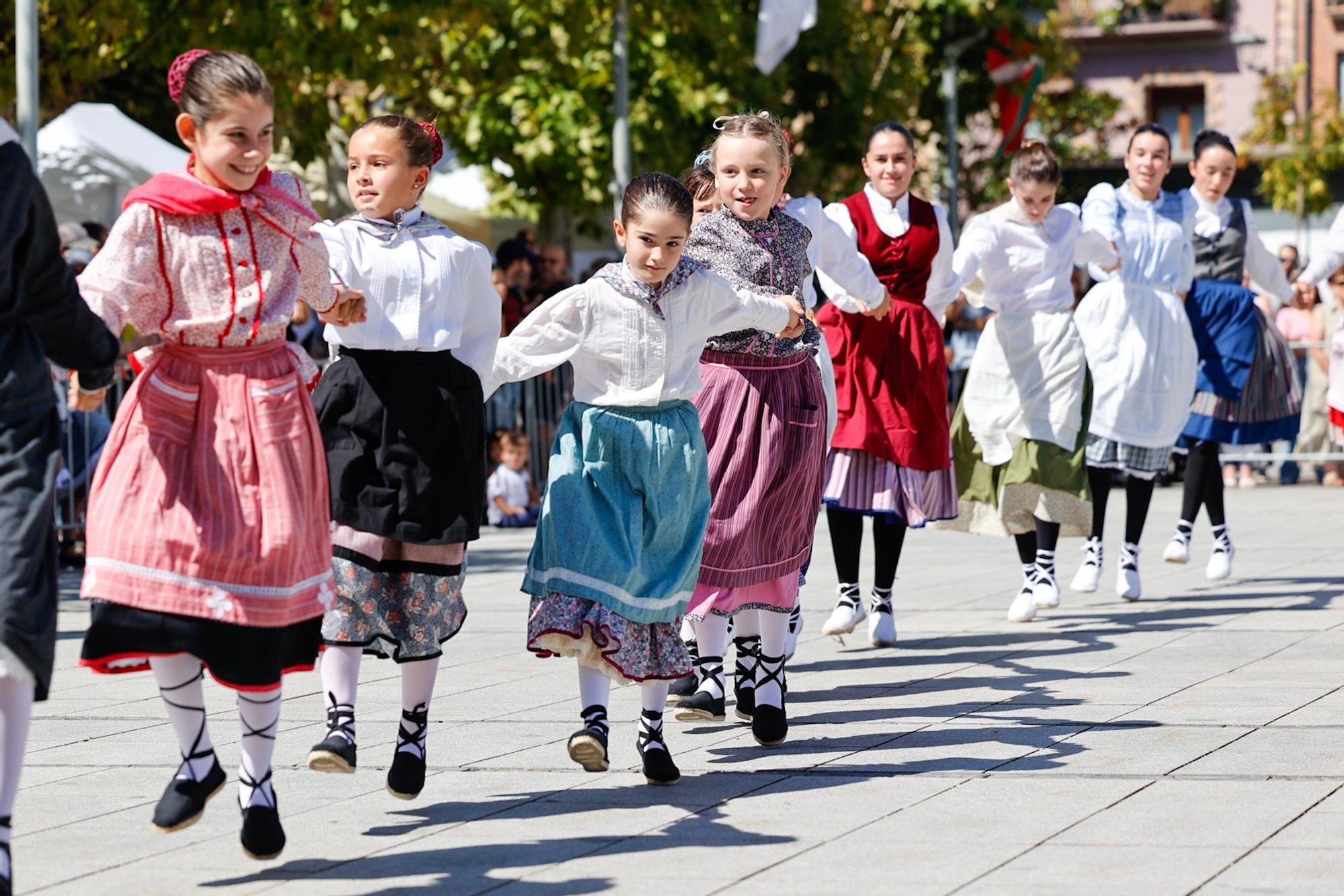 Gigantes, gaiteros y grupo de danzas Idoskia en Villava-Atarrabia