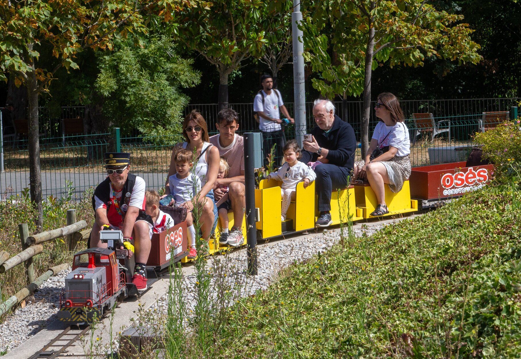 FOTOS | Budimir disfruta con su familia y se monta en el tren de Trinitarios