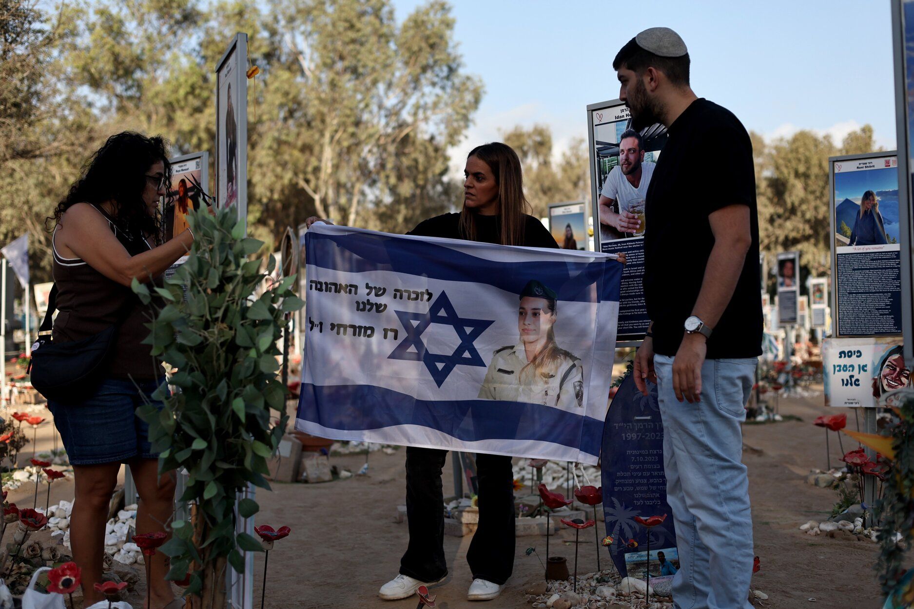 Familias israelíes visitan los monumentos conmemorativos en el recinto del festival de música Nova