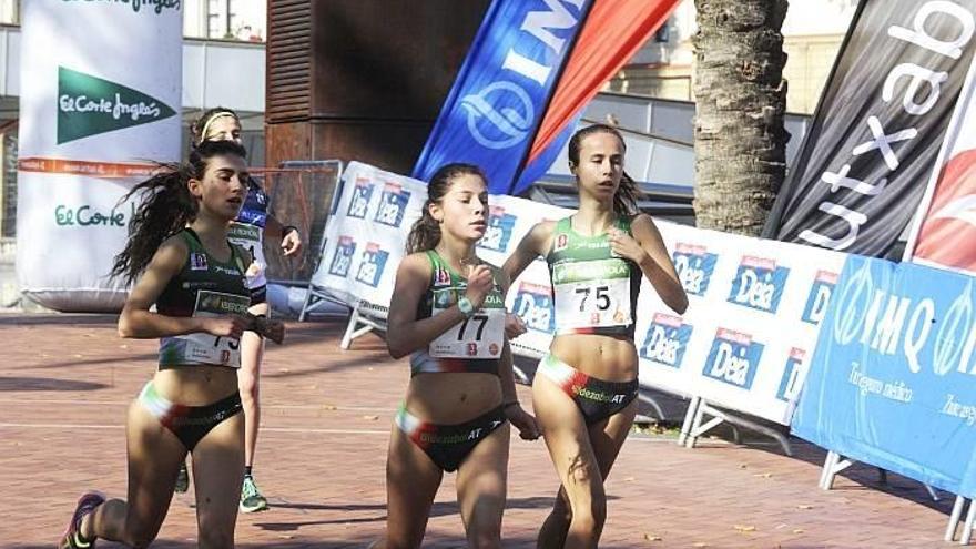 Aunque las integrantes del Bilbao Atletismo Santutxu dejaron media vuelta de ventaja al resto de equipos, al final demostraron su potencial. Fotos: José Mari Martínez