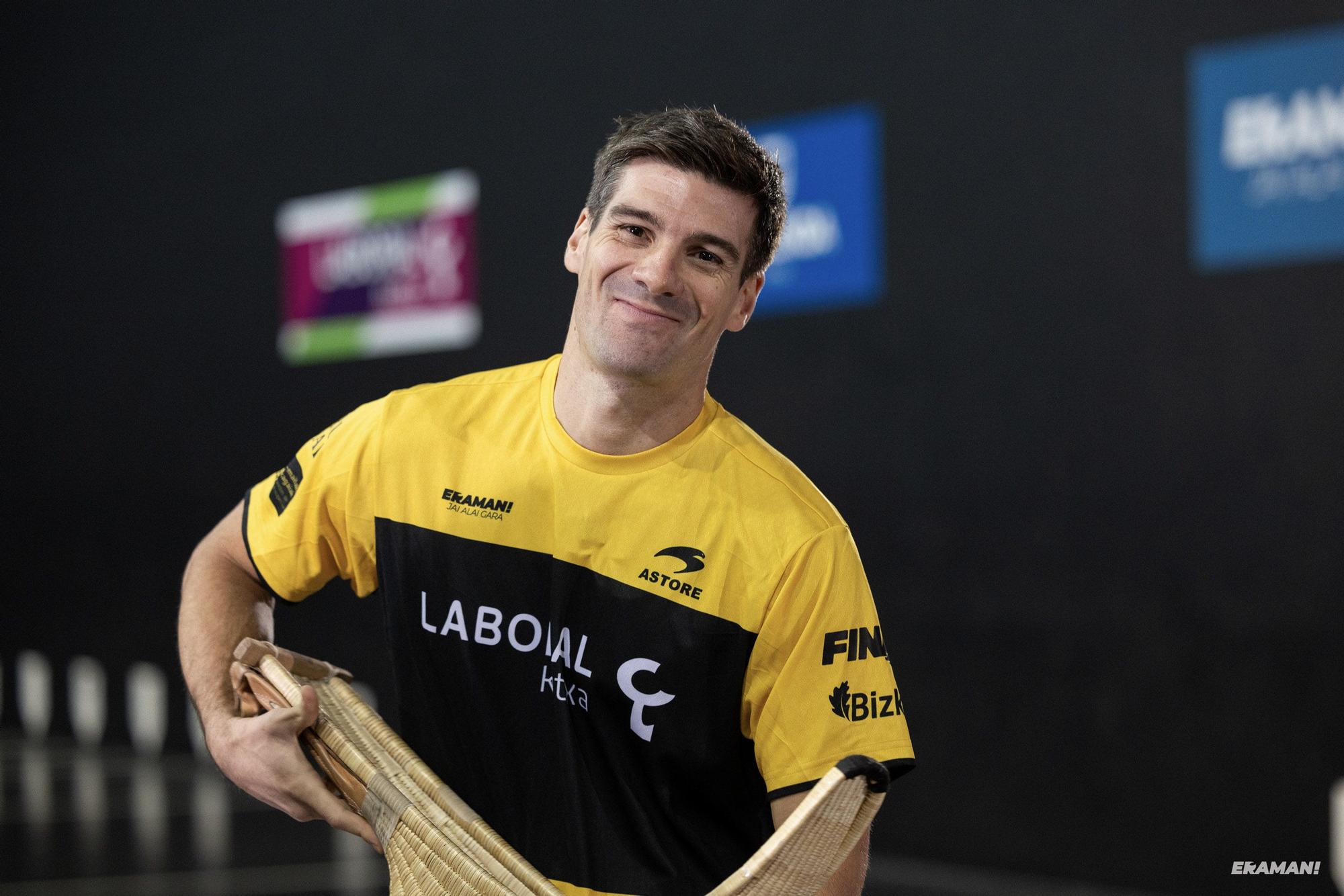 Barandika-López y Urreisti-Basque eligen material para la final de la Jai Alai League en el frontón Carmelo Balda de Donostia.