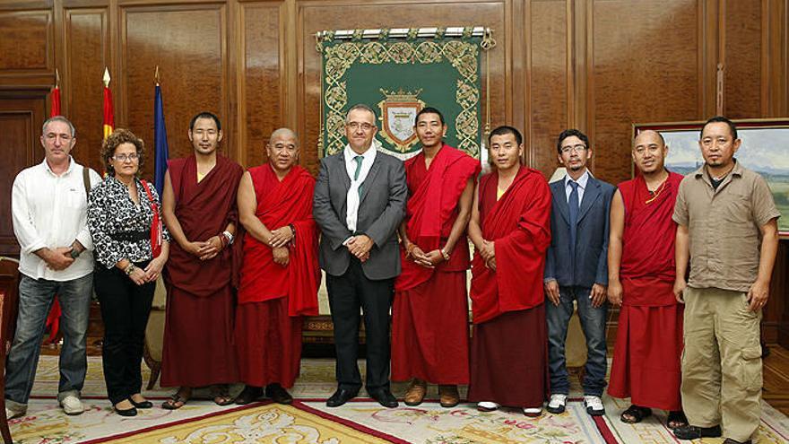 El alcalde de Pamplona recibe a un grupo de monjes tibetanos.