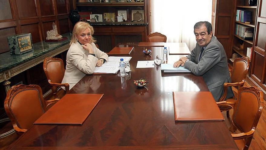Los candidatos de Foro y PP a la Presidencia de Asturias, Francisco Álvarez-Cascos y Mercedes Fernández, respectivamente, durante la reunión.