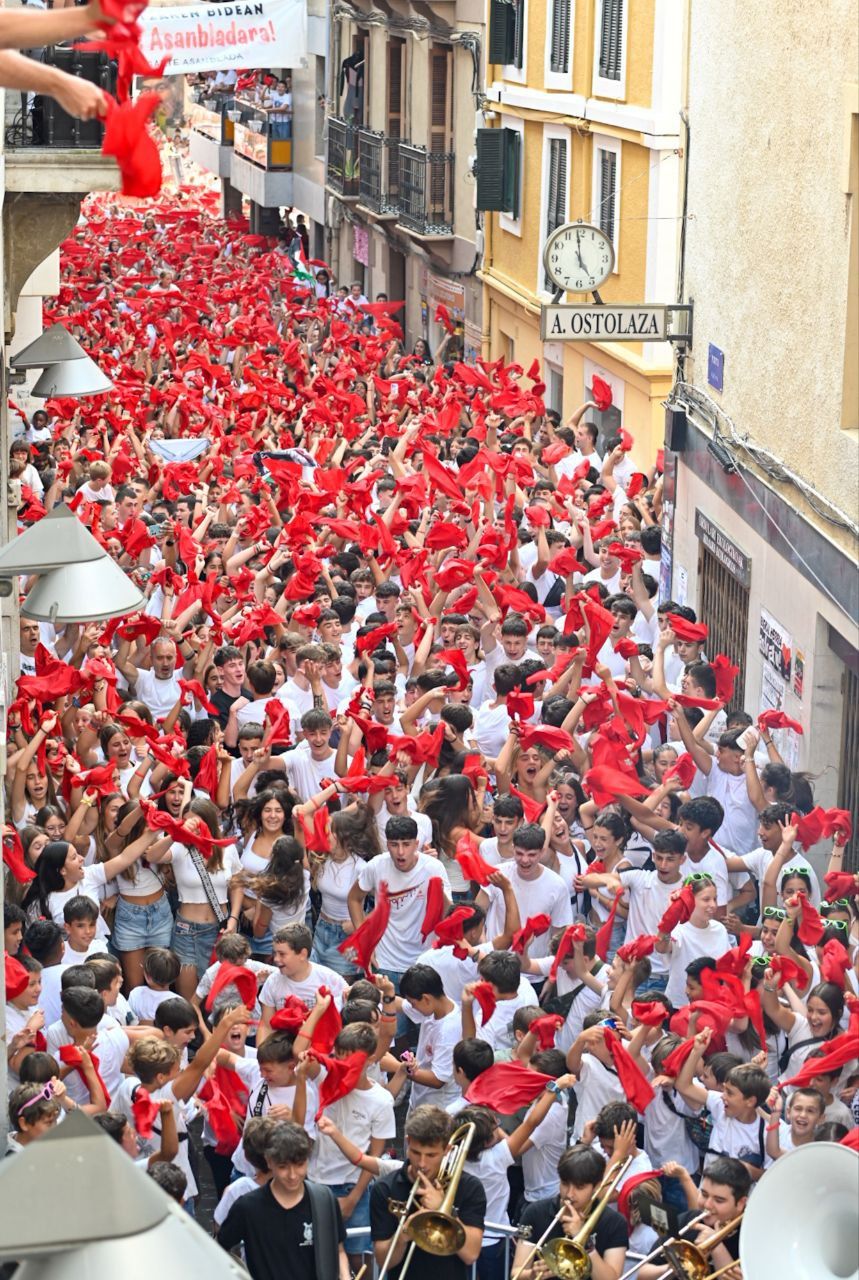 ¡Empiezan las fiestas de Deba! El chupinazo enciende San Roque
