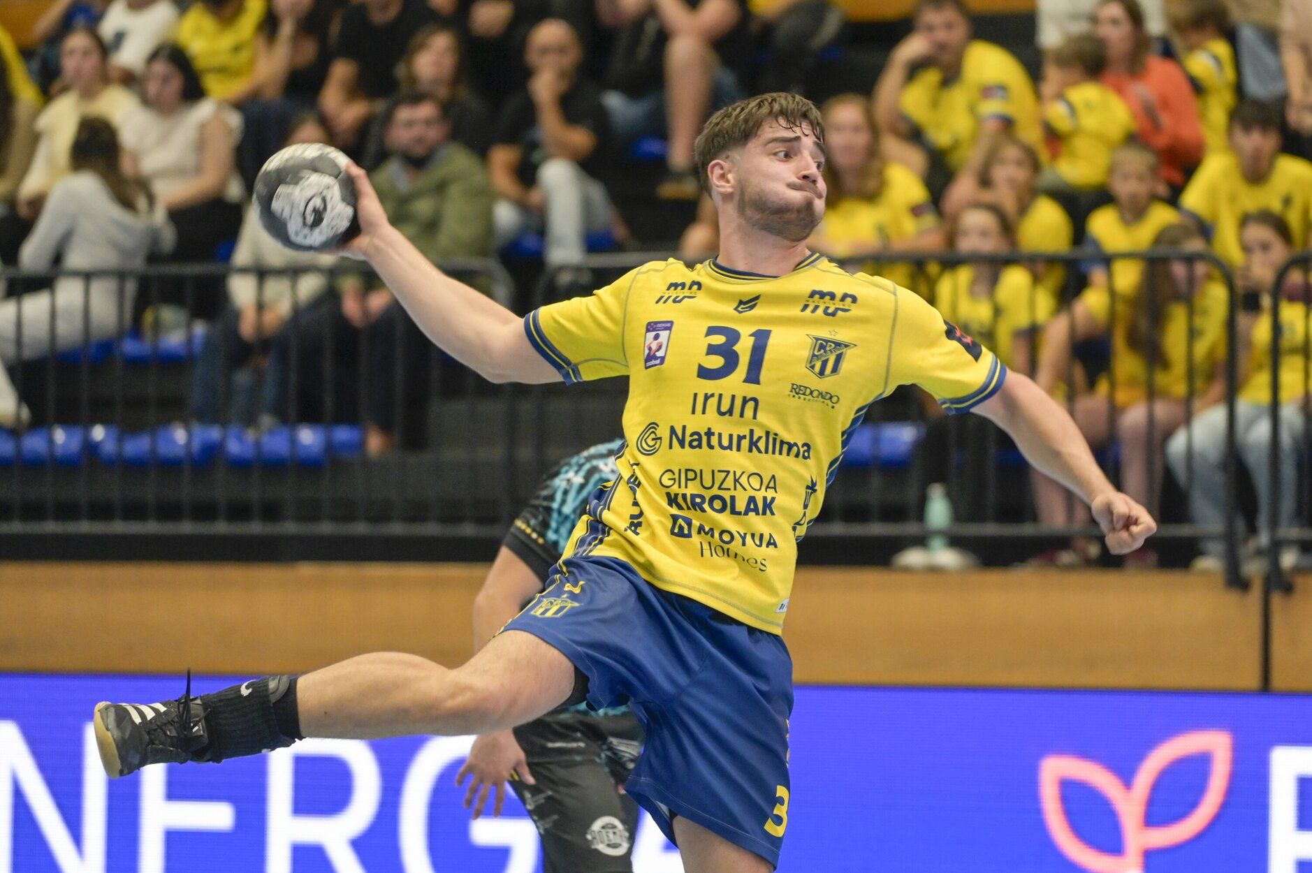 El capitán del Irudek Bidasoa Irun, Gorka Nieto, en el duelo contra el Ademar de León en Artaleku