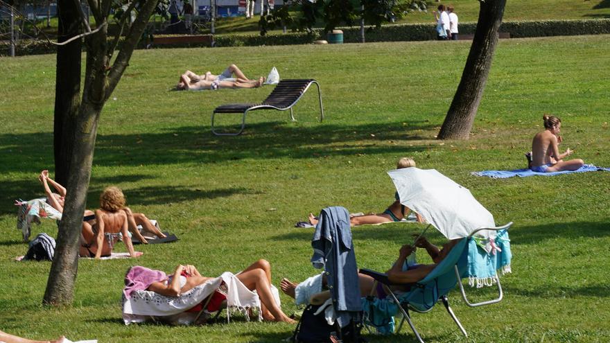 Agua, comidas frescas y ropa ligera, las claves contra el calor