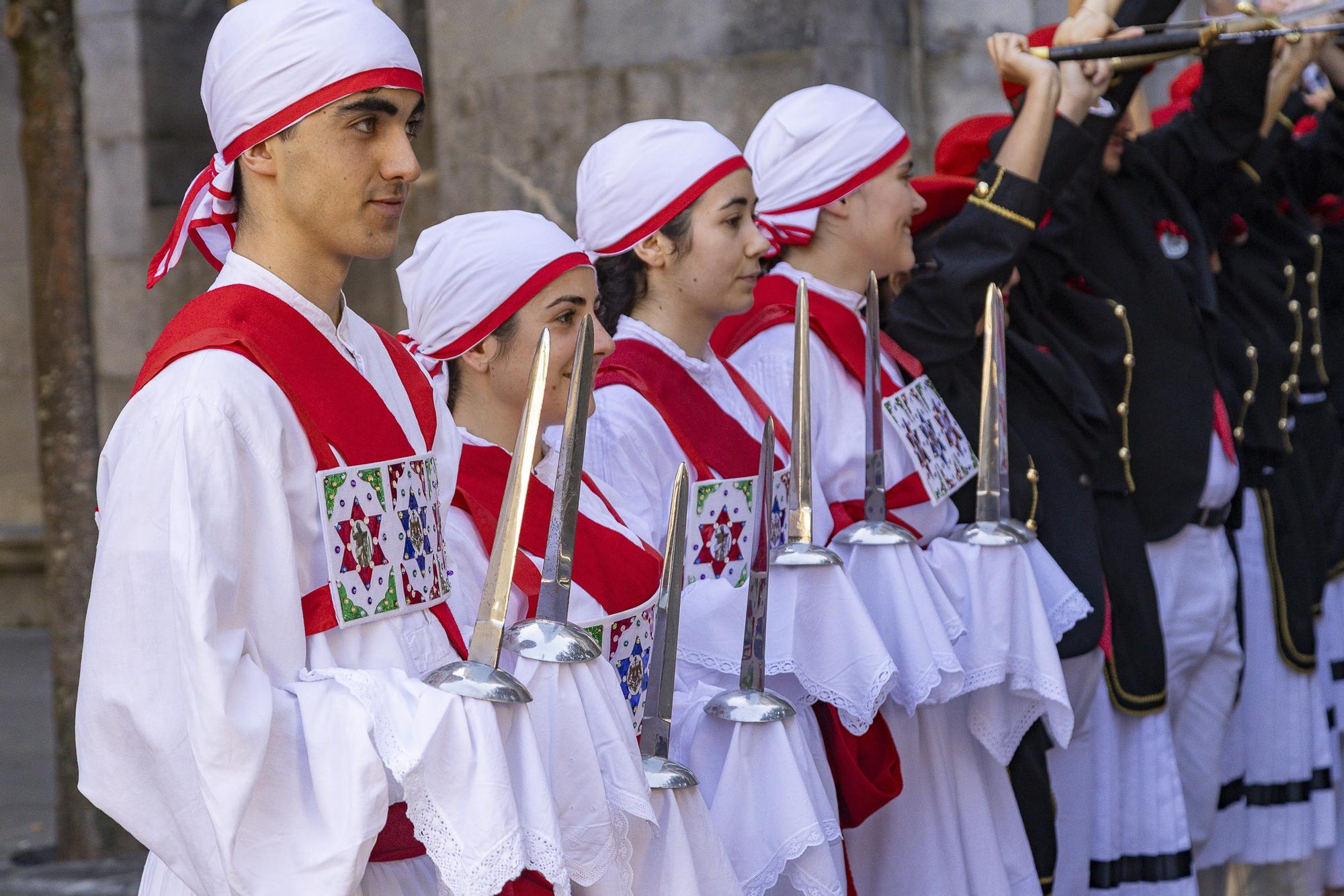 Elgoibar baila al ritmo de las espadas de la celebración de la Virgen del Rosario