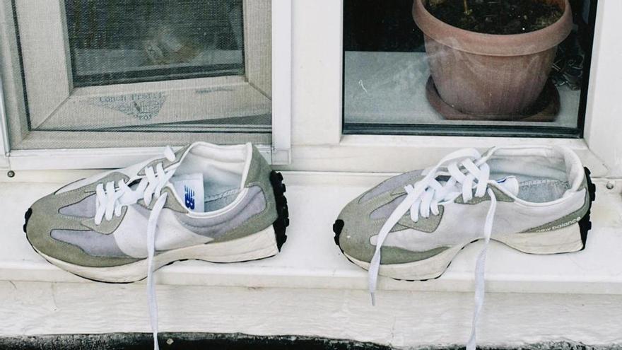 El truco con bicarbonato y un par de calcetines para hacer que las zapatillas dejen de oler mal