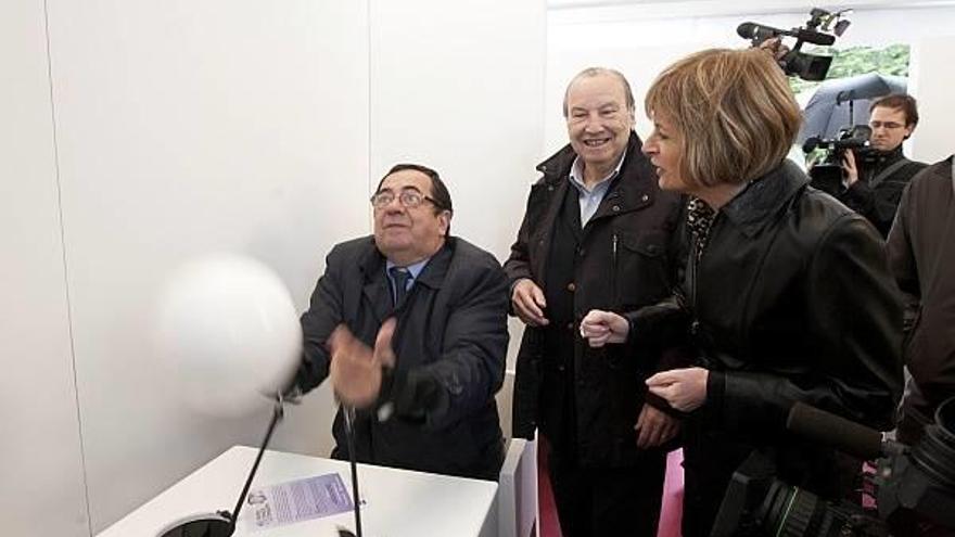 Iñigo Pombo, viceconsejero de Políticas Sociales; la diputada Pilar Ardanza y el exfutbolista Koldo Aguirre, en el &#039;Cube Experience&#039;.