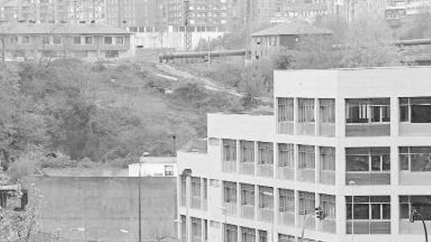 El espacio verde sobre el metro ha sido ya levantado.