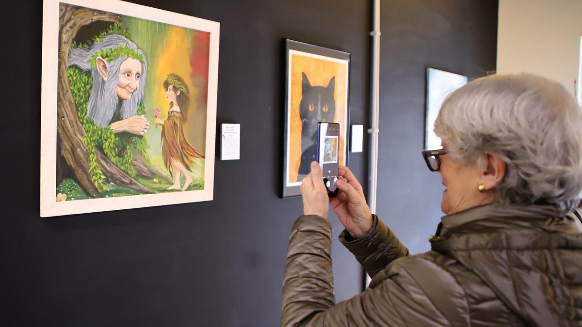 Una mujer, en la exposición &#039;Arte frente al olvido&#039;, muestra relacionada con el poemario.