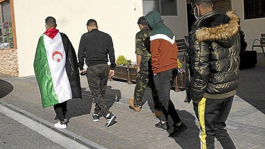 Los jóvenes caminan por las calles de Aoiz.