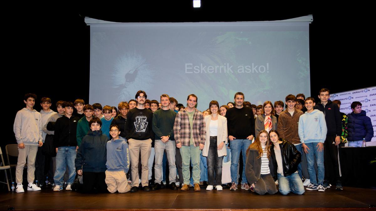 Ponentes en Zarautzen Zientziaz Blai acompañados de los asistentes más jóvenes.