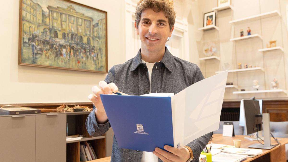 El alcalde de Donostia, Jon Insausti, en su despacho
