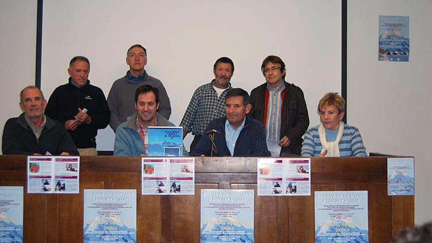 De pie: Ángel Martínez, Iñaki Aldaya, José Ignacio Áriz y Xabier Garaioa. Sentados: Javier Sorozábal, Luis Arboniés (presidente del Patronato), Gregorio Áriz y Pili Ganuza.