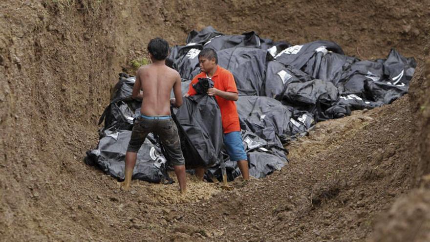 El Gobierno de Filipinas reconoce que la gestión del desastre le supera