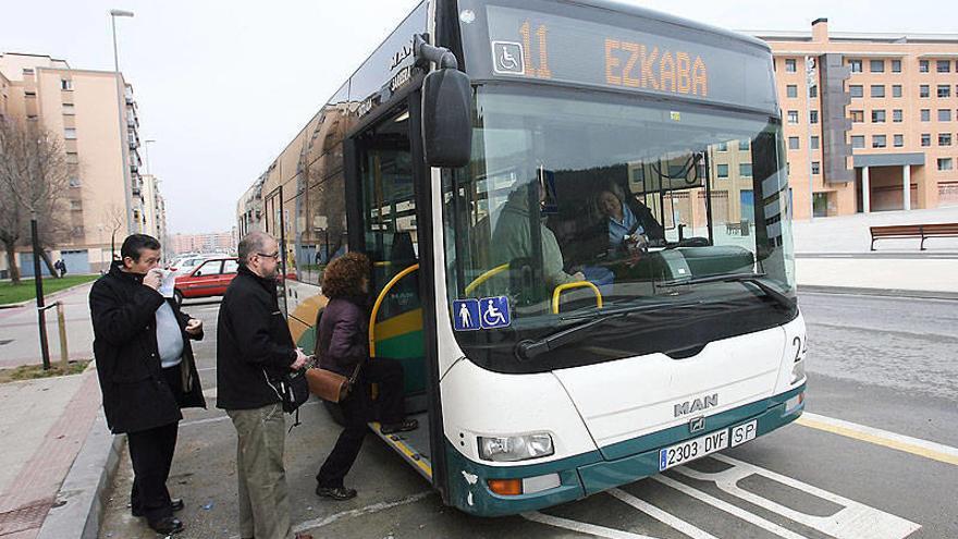 Una villavesa de la línea 11, en una de las cabeceras del trayecto en Ezkaba, en la Chantrea.
