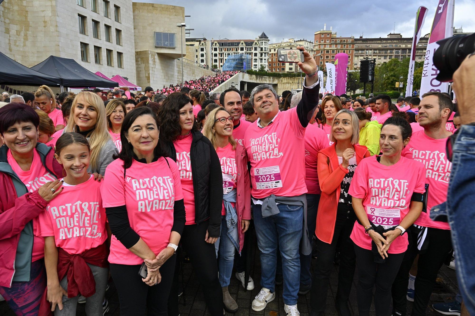 En imágenes: los paraguas tiñen la marea rosa de Bilbao