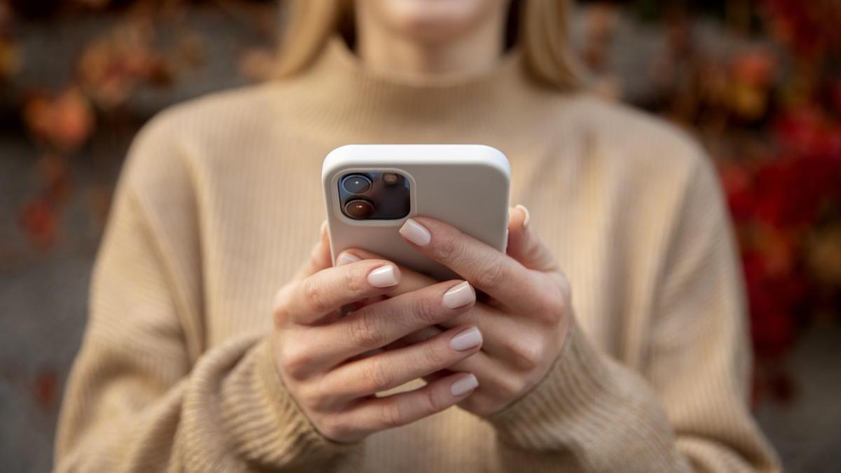 Emakume batek iPhone bat dauka.