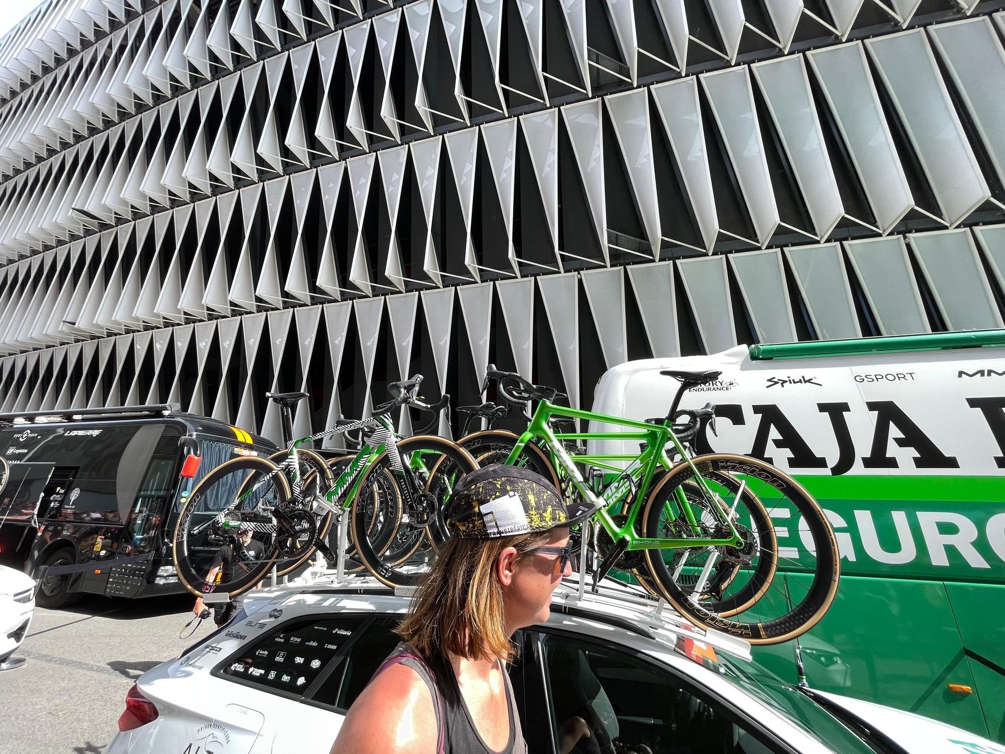 La Vuelta llega a Bizkaia: las imágenes del montaje en Bilbao