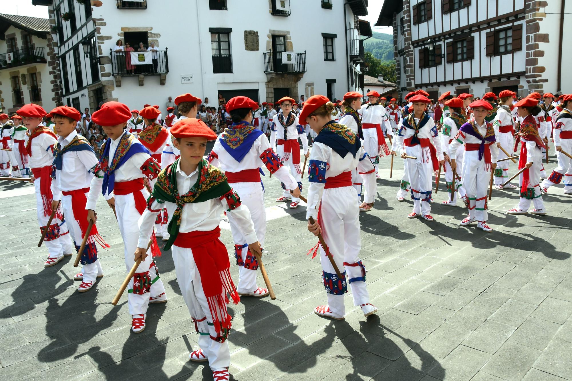 Bera celebra su día grande a ritmo de dantzas
