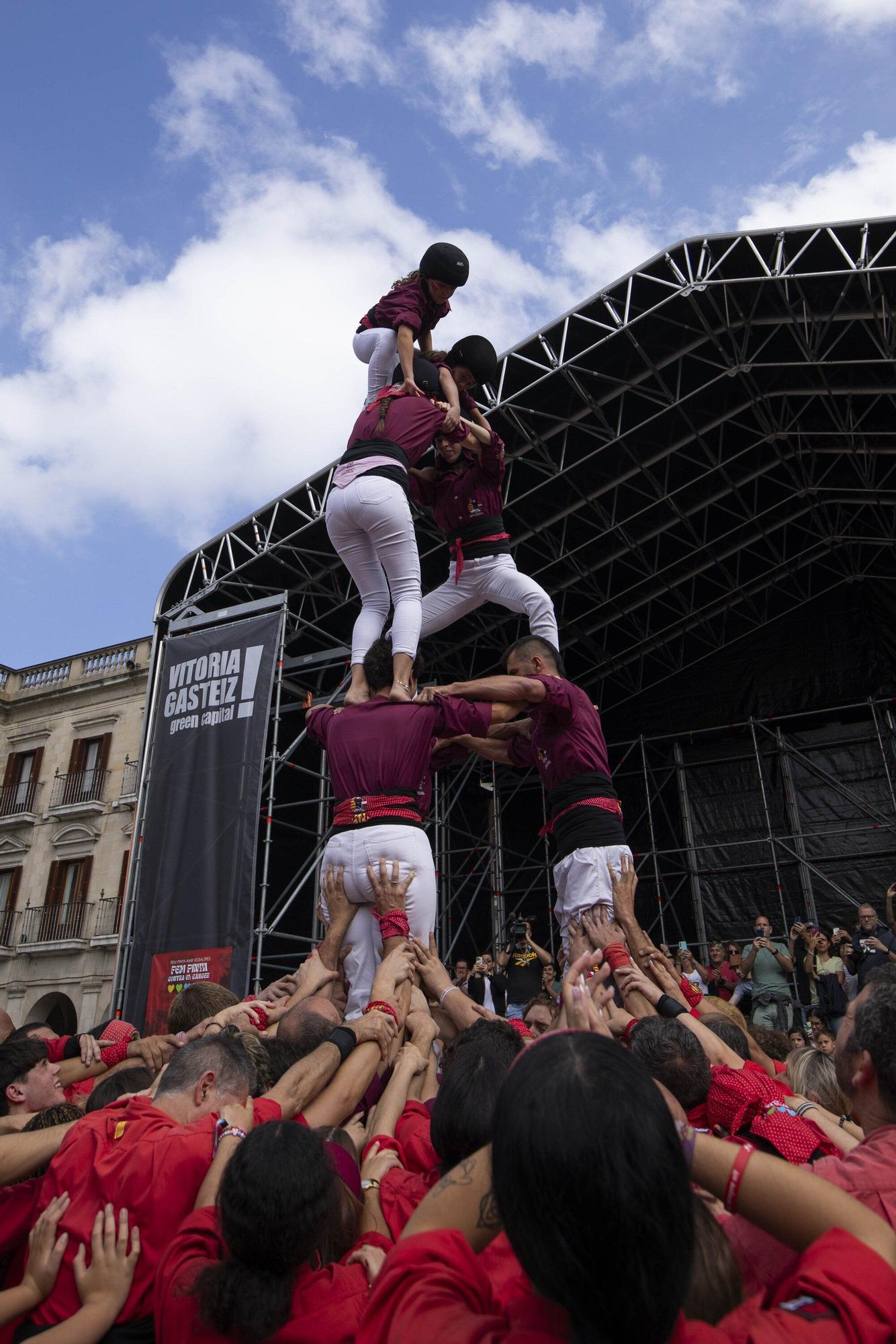 En imágenes: La Plaza Nueva de Vitoria acoge una gran Diada Castellera