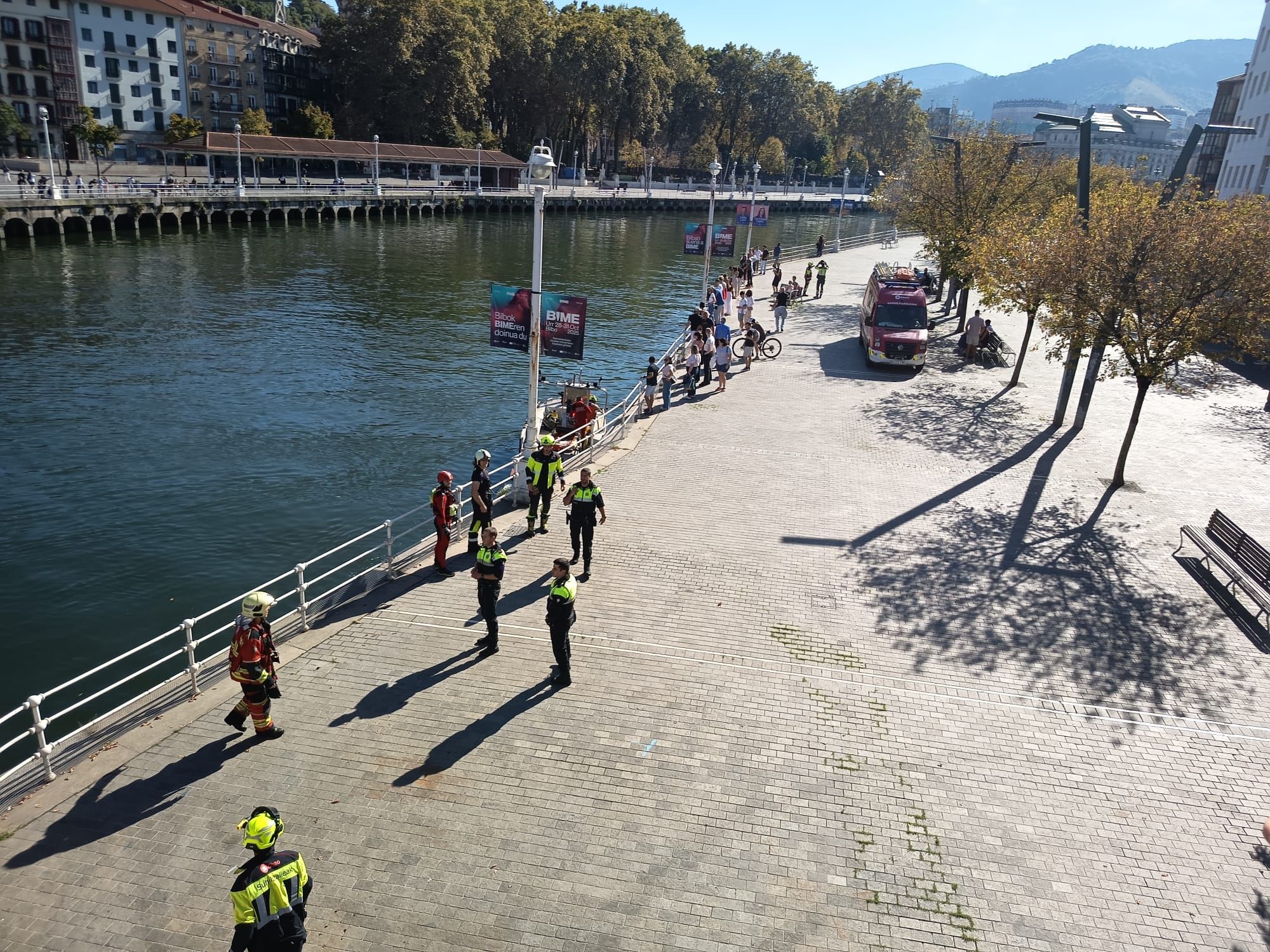 En imágenes: rescatan a una persona en la ría de Bilbao