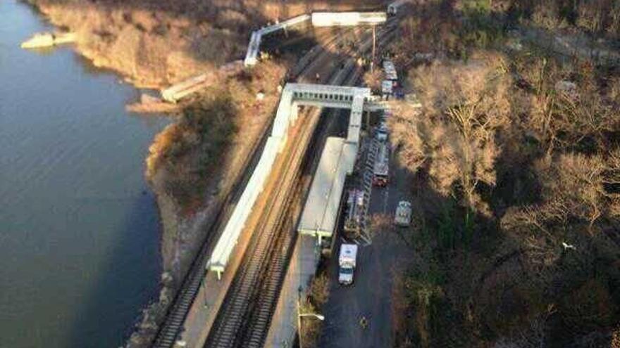 Al menos 4 muertos y más de 60 heridos al descarrilar un tren en Nueva York