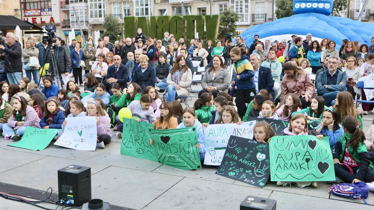 En imágenes: El Araski presenta su plantilla en la plaza de la Virgen Blanca