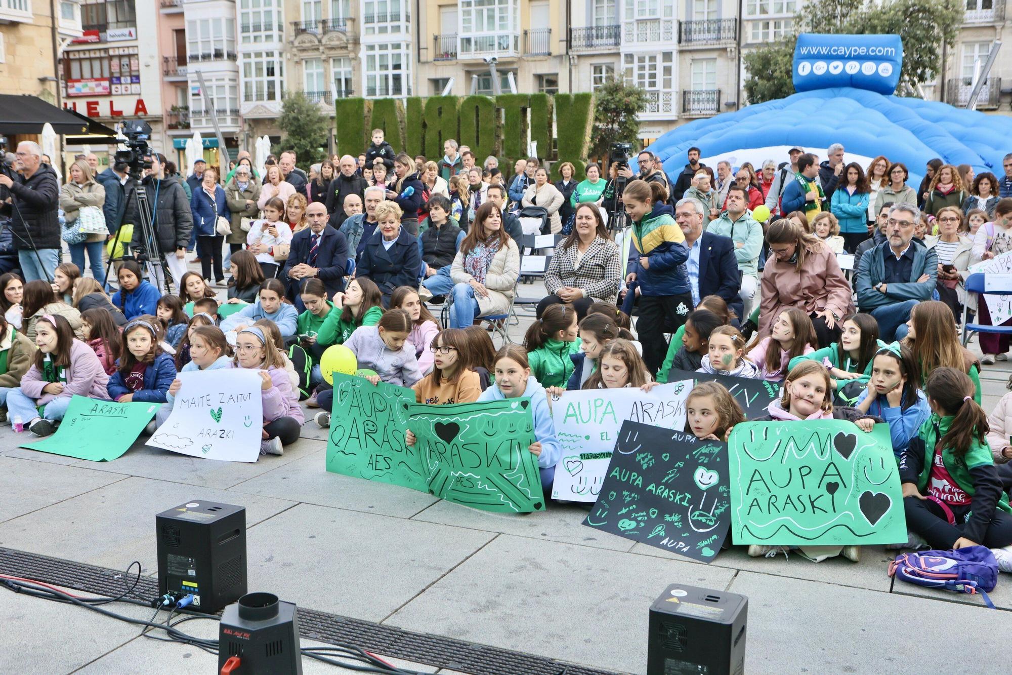 En imágenes: El Araski presenta su plantilla en la plaza de la Virgen Blanca