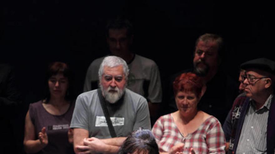 Gloria Rekarte, con Jon Agirre Agiriano detrás, fueron los dos firmantes por parte del EPPK.