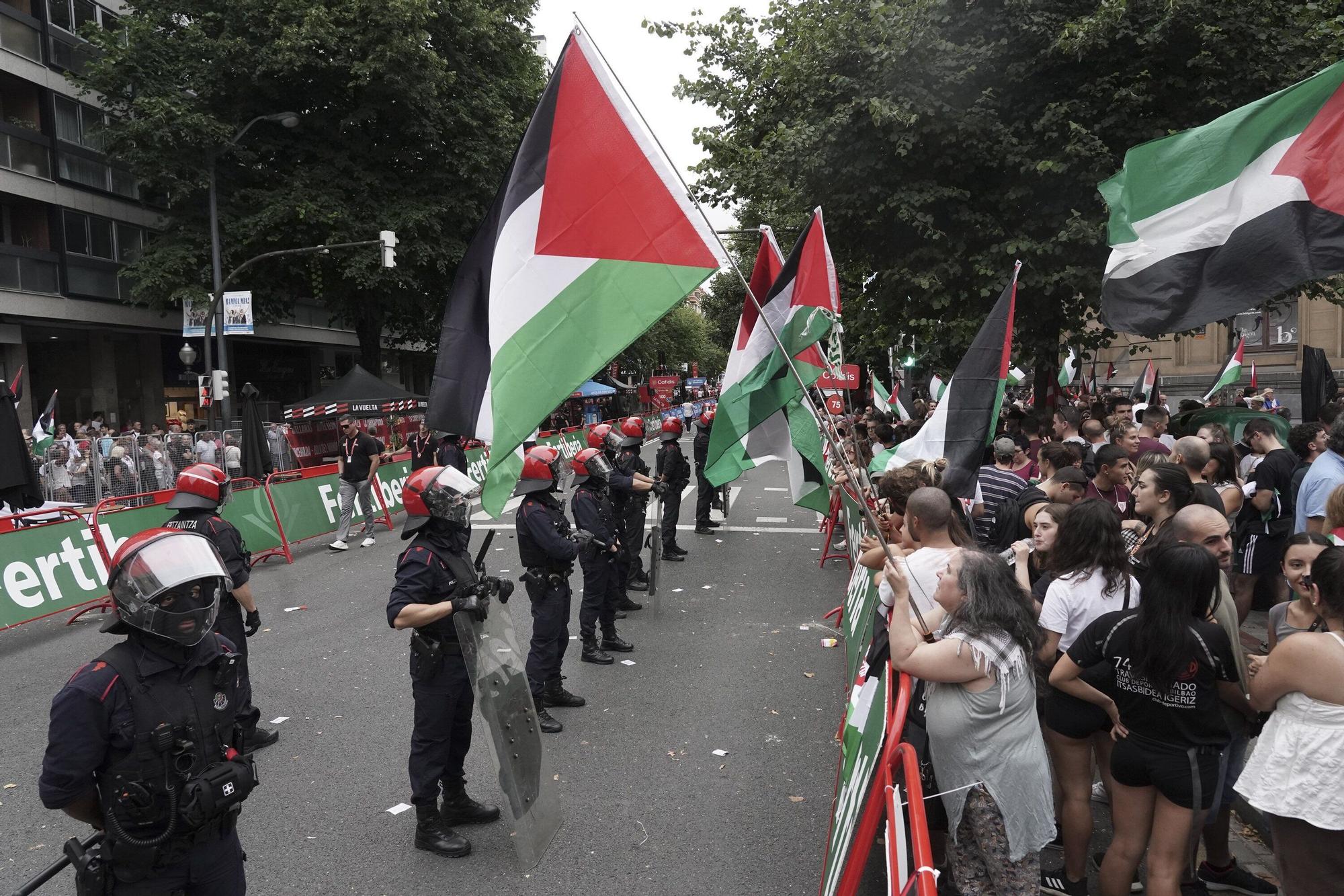 En imágenes: protesta contra el Israel al paso de la La Vuelta por Bilbao