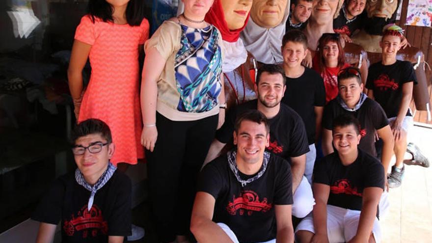 Miembros de Gaztelumendi Mendillorriko Konpartsa posan con las figuras; al fondo, Joseba de Miguel e Iván Luque.