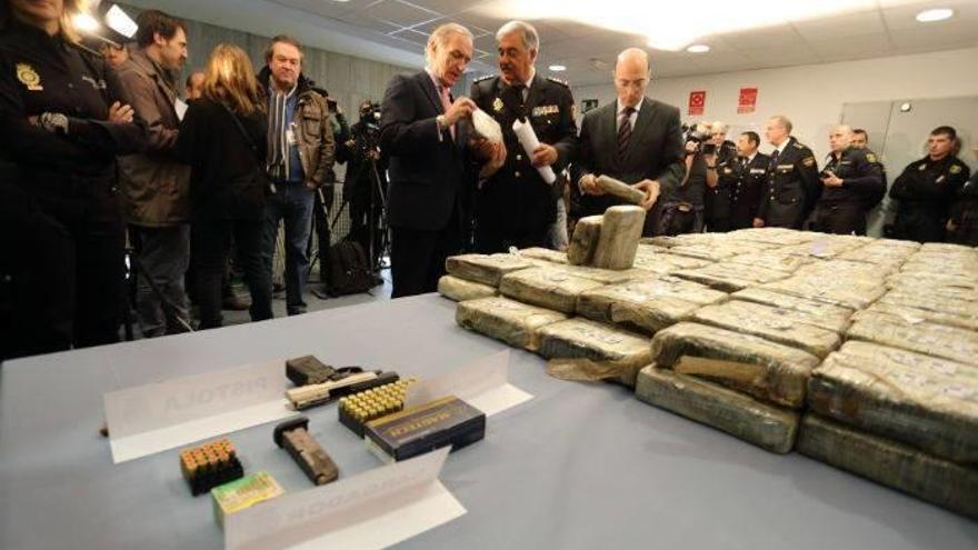 En la operación se incautaron 350 kilos de cocaína, así como una pistola y munición.