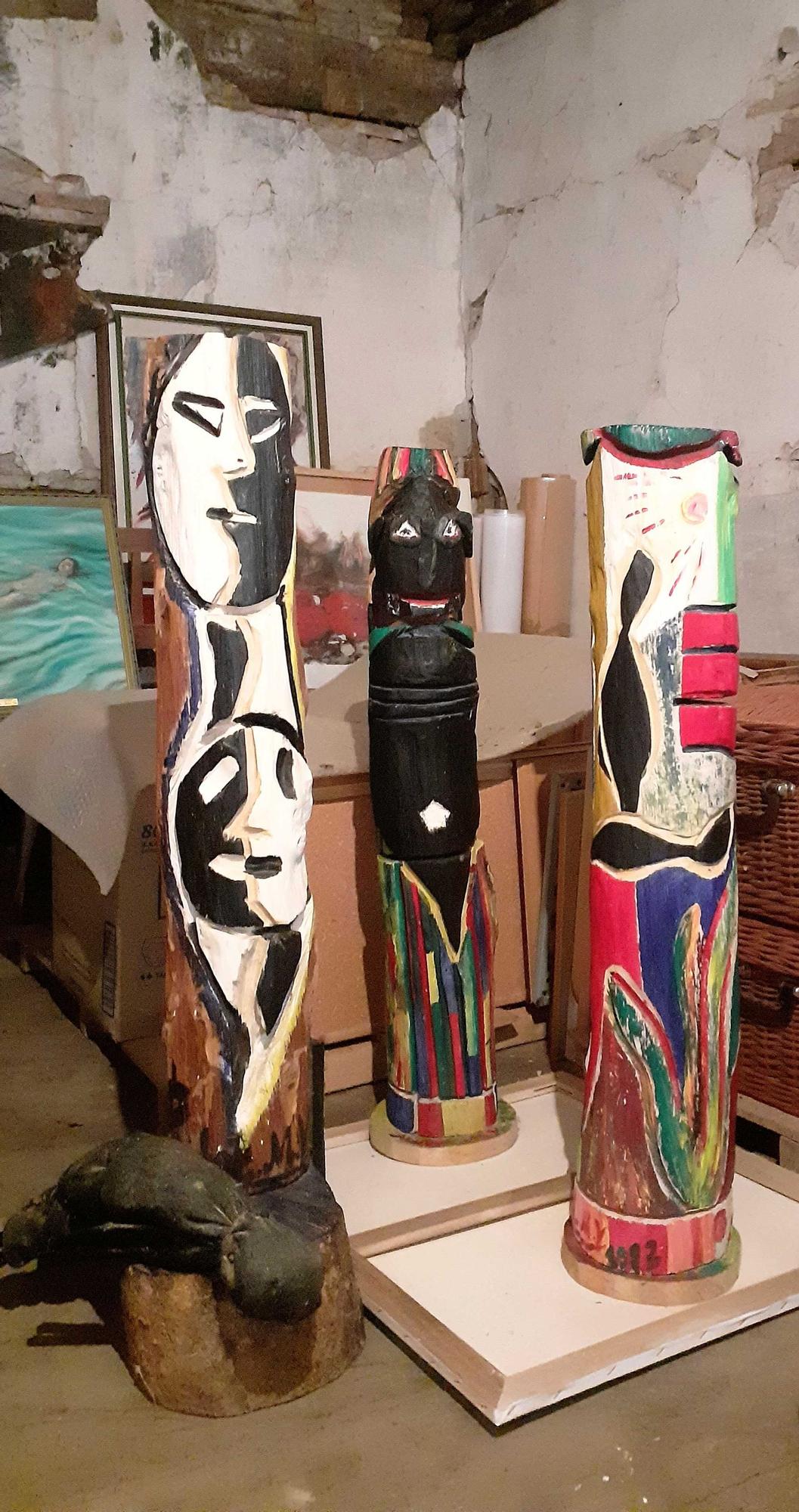 Varias de las esculturas presentes en la muestra de Michel Martínez Vela