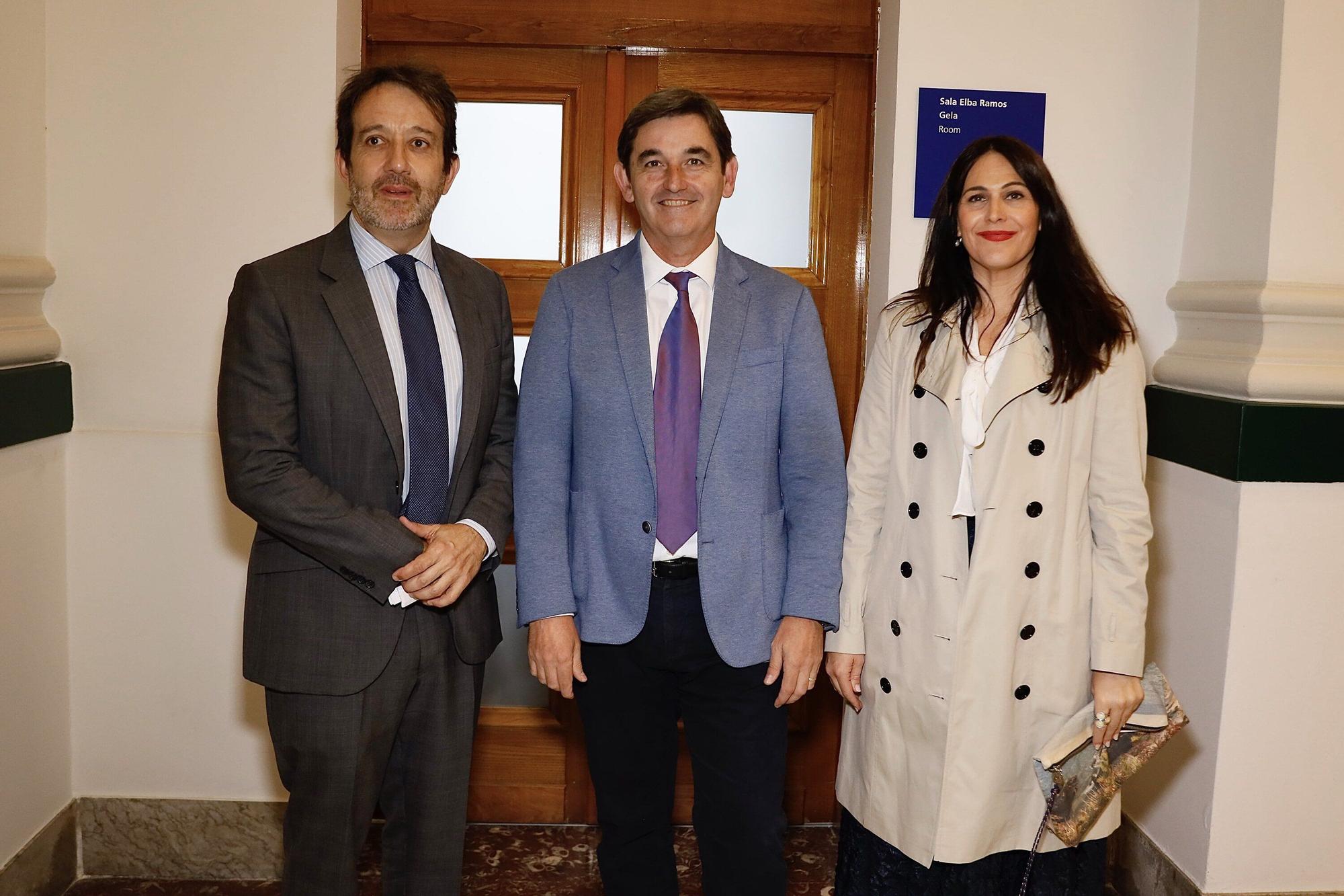 El juez decano de Bilbao, Aner Uriarte; Ager Izagirre y Leixuri Arrizabalaga.