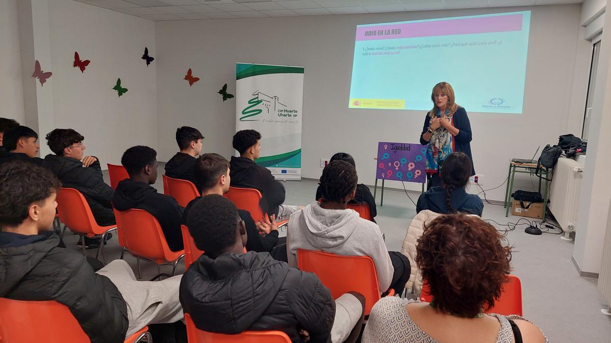 Estrella Lamadrid, en la charla ante el alumnado del CIP Huarte.