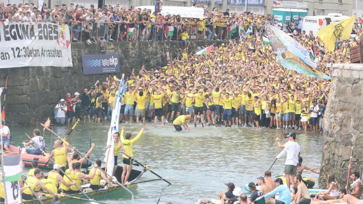 Donostia Arraun Lagunak y Orio celebran el triunfo en la Bandera de la Concha.