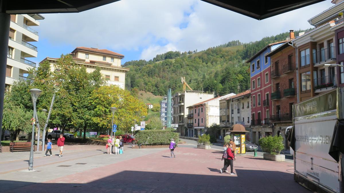 La plaza conjunta Areizaga-Kalebarren, construida sobre el río Urola: a la izquierda Urretxu y a la derecha Zumarraga.