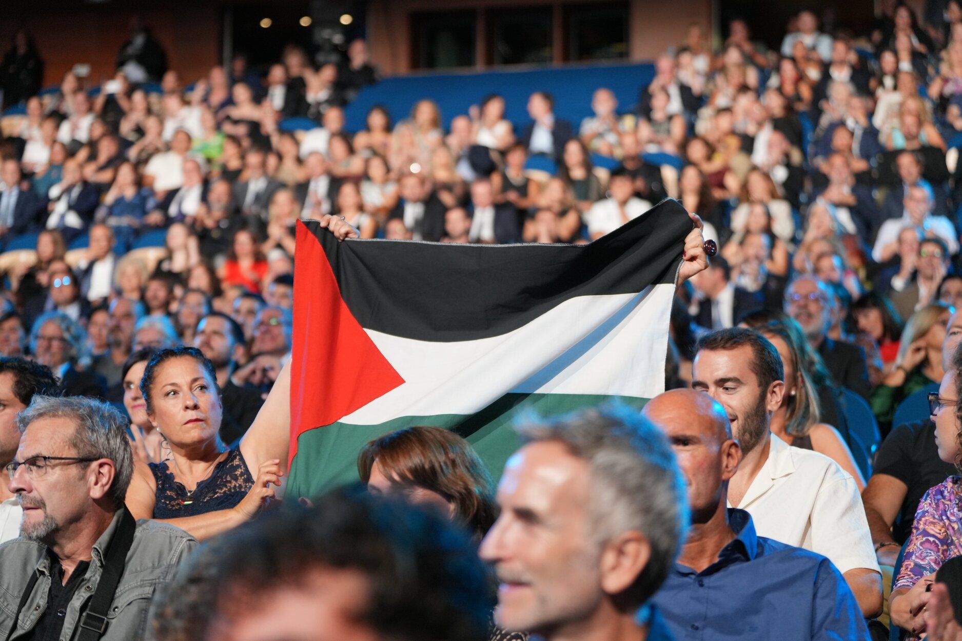 Una bandera en apoyo a Palestina durante la gala.