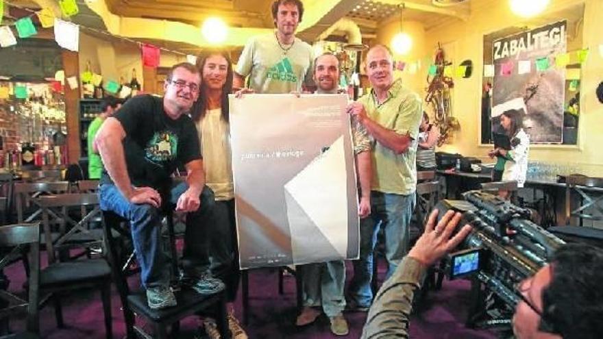 De izquierda a derecha, Pablo Ochoa de Olza, Edurne Pasaban, Alex Txikon, Migueltxo Molina y Pablo Iraburu, ayer, en Donostia
