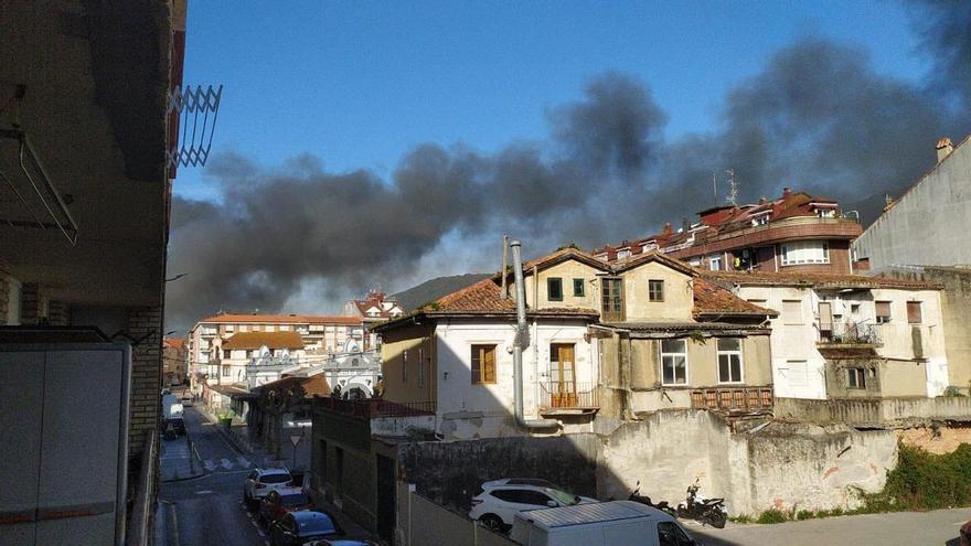 Un incendio en una conservera en Santoña desata una gran columna de humo